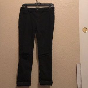 Black skinny jeans rip knees